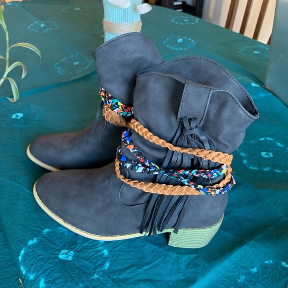 NWOB Black boho western booties. Never worn. Fashion shoe house. Size 6 - Picture 1 of 6